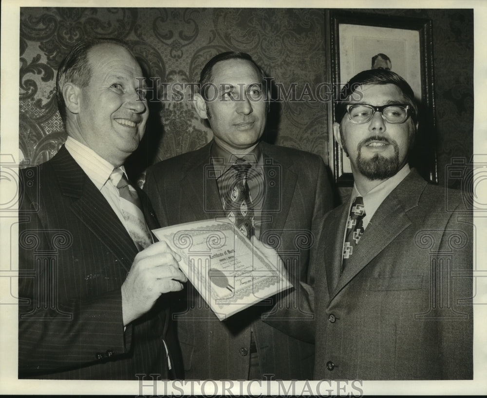 1971 Press Photo Mike Dixon receiving Certificates of Merit at training program- Historic Images