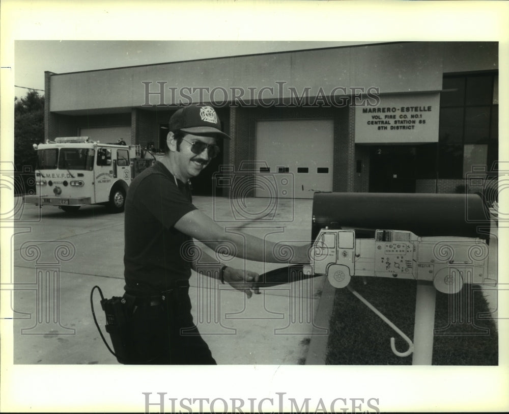 1990 Press Photo Firefighter John Douglass Checking the Mail At Fire Station - Historic Images