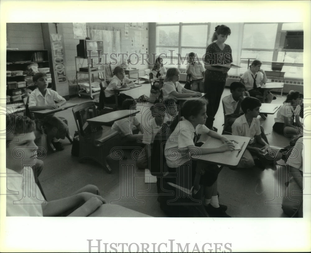 1995 Press Photo St. Louise de Marillac Teacher of Mark Douglas, Kim Morales - Historic Images