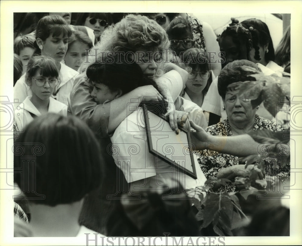 1995 Press Photo Patricia Douglas, Mother of Mark Douglas, At Her Son&#39;s Memorial - Historic Images