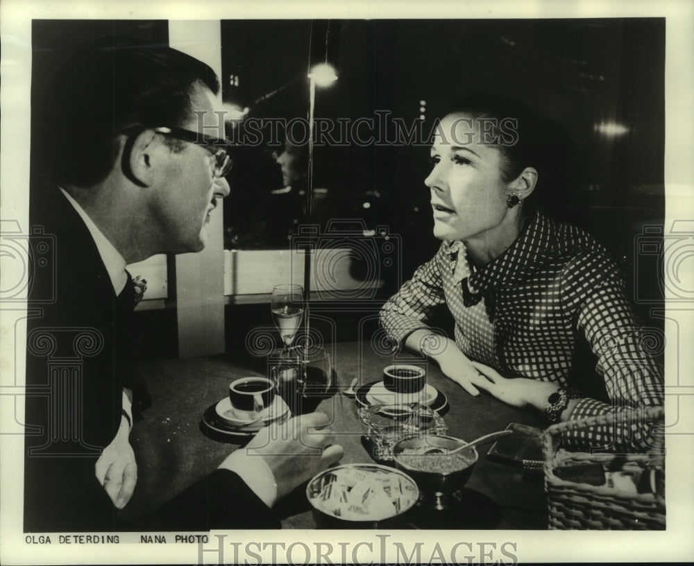 1966 Press Photo Olga Deterding jokingly proposes to Alan Whicker. - noa93405 - Historic Images