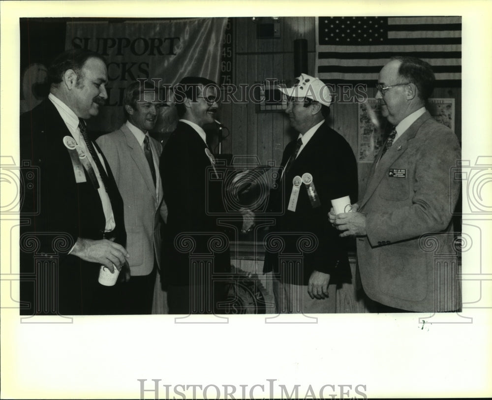 1989 Press Photo Bob Doolittle Receiving An Award At Ducks Unlimited Banquet - Historic Images