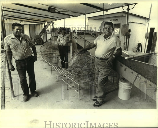 1985 Press Photo Workers At the Dudenhefer's Seafood Fish House In Fort Pike - Historic Images