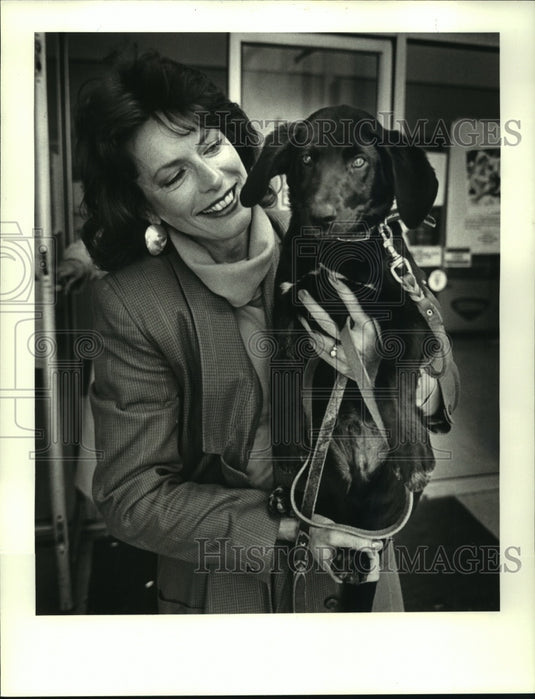 1988 Press Photo Dog named Kentwood with new owner Dawn Wise - noa93638 - Historic Images
