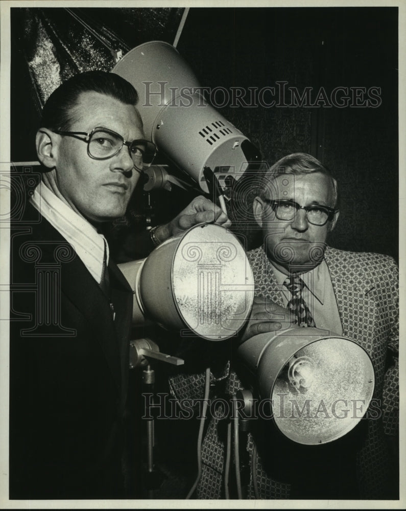 1971 Press Photo Tom Drummond and Alvin Doyle, Professional Photographers of La. - Historic Images