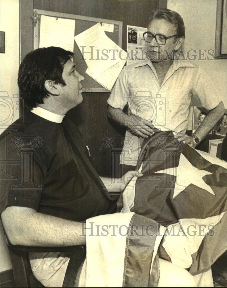 1981 Press Photo Reverend Joe Doss and Prospero Mesa Holding a Cuban Flag - Historic Images