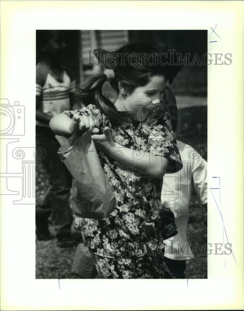 1991 Press Photo Jessica Mueller at Harvey Kindergarten Center Easter Egg Hunt - Historic Images