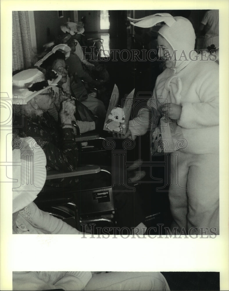 1989 Press Photo Gwen McHenry as Easter Bunny at New Medico Rehabilitation Ctr. - Historic Images