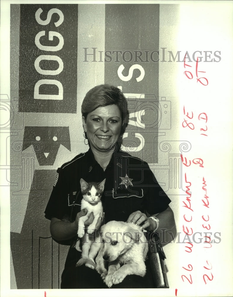 1987 Press Photo Debbie Gaudet holds two pets at East Bank Animal Shelter. - Historic Images