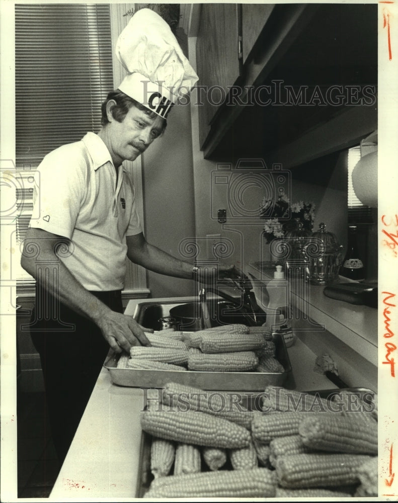 1985 Press Photo Southwest pilot Dick East cooks at Ronald McDonald House, N.O. - Historic Images