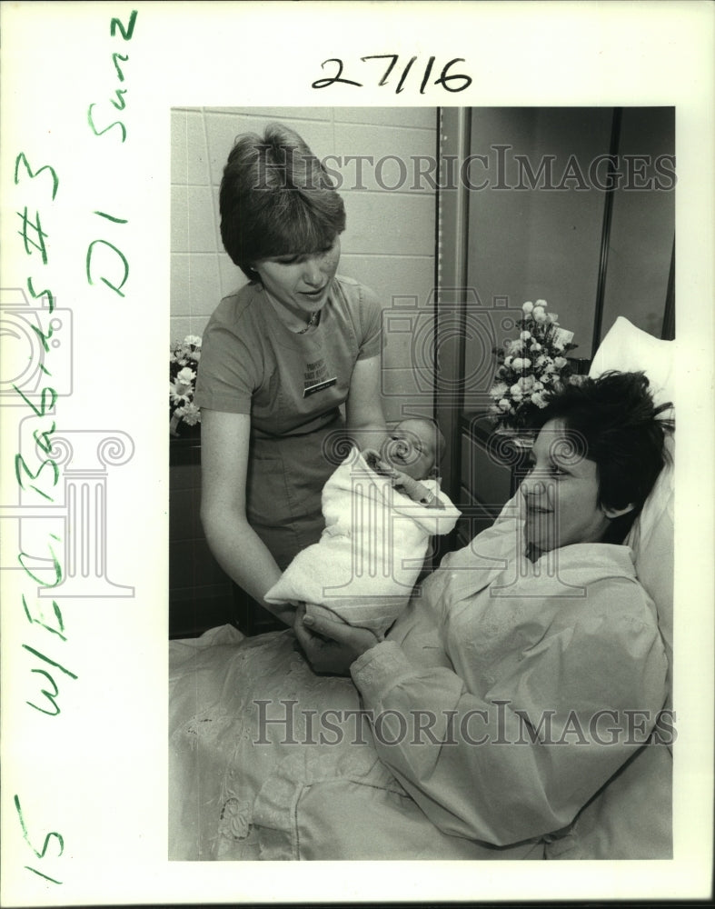 1986 Press Photo New mother and baby assisted by nurse, E. Jefferson Hospital. - Historic Images