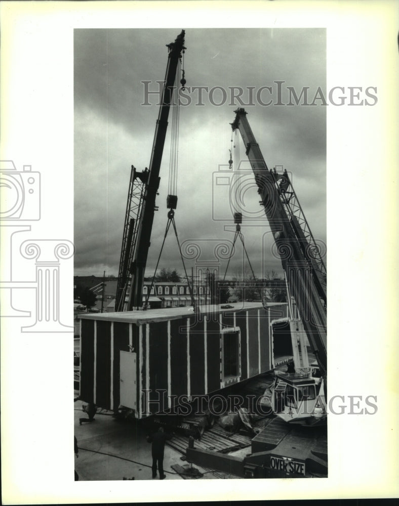 1994 Press Photo Two cranes lift MRI system for East Jefferson General Hospital - Historic Images