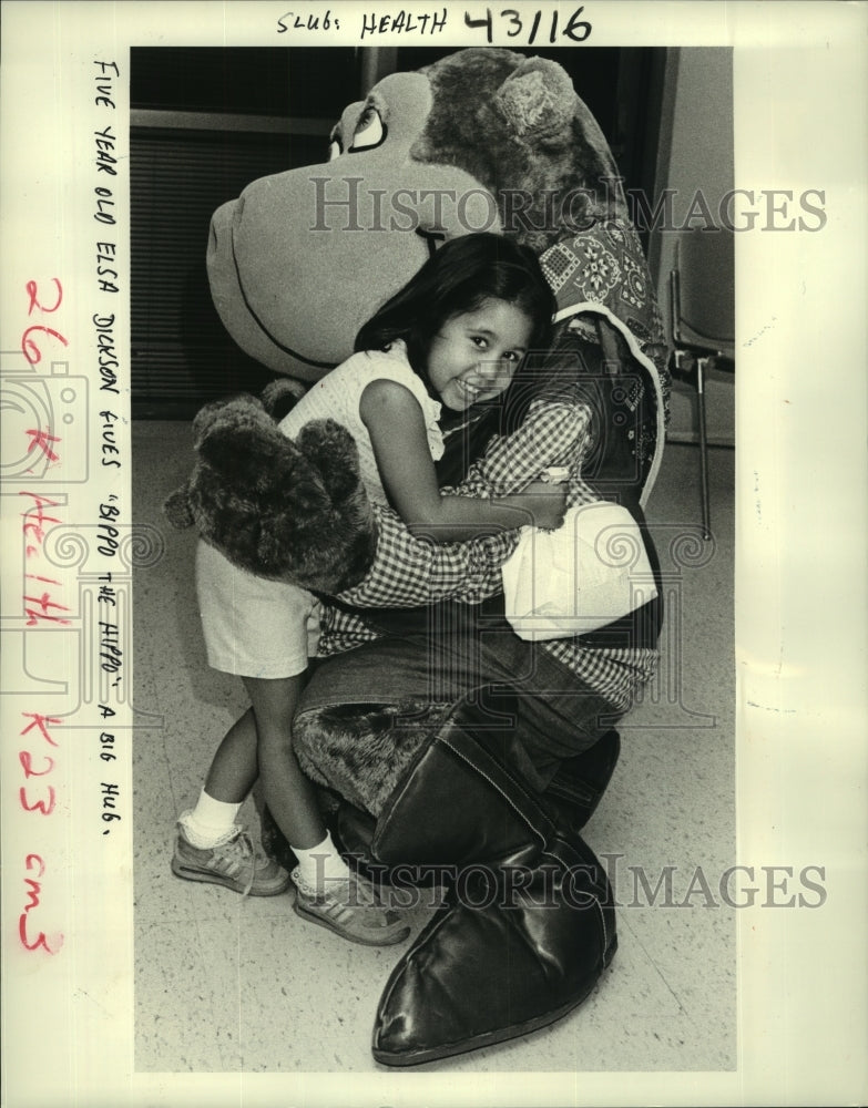 1985 Press Photo Little girl get a hug at East Jefferson Hospital&#39;s Health Fair. - Historic Images