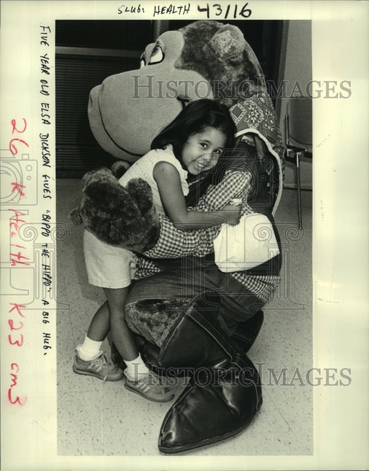 1985 Press Photo Little girl get a hug at East Jefferson Hospital's Health Fair. - Historic Images