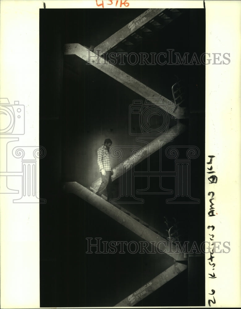 1987 Press Photo David Lyons, zig-zag parking lot stairway of hospital - Historic Images