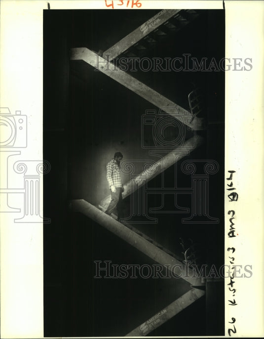 1987 Press Photo David Lyons, zig-zag parking lot stairway of hospital - Historic Images