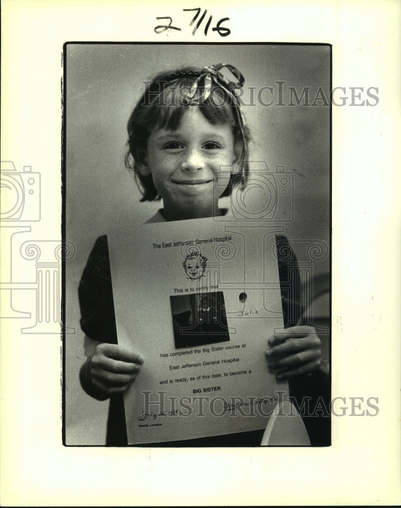 1984 Press Photo Julie Moncada holds East Jefferson&#39;s Big Sister certificate. - Historic Images