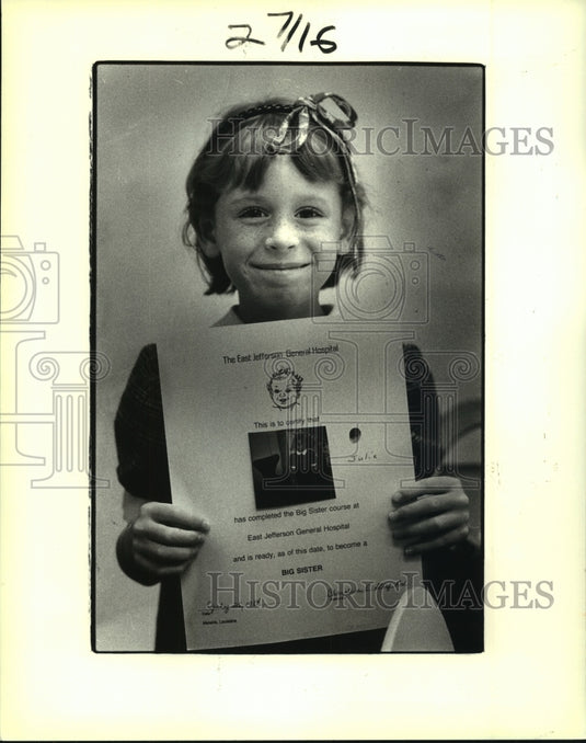 1984 Press Photo Julie Moncada holds East Jefferson's Big Sister certificate. - Historic Images