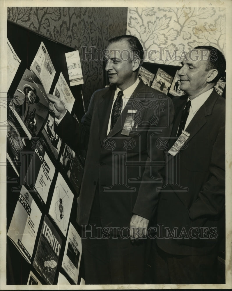 1953 Press Photo John Doesburg, Jr. &amp; Frank Parke with print color reproductions - Historic Images