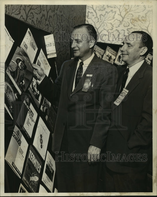 1953 Press Photo John Doesburg, Jr. & Frank Parke with print color reproductions - Historic Images