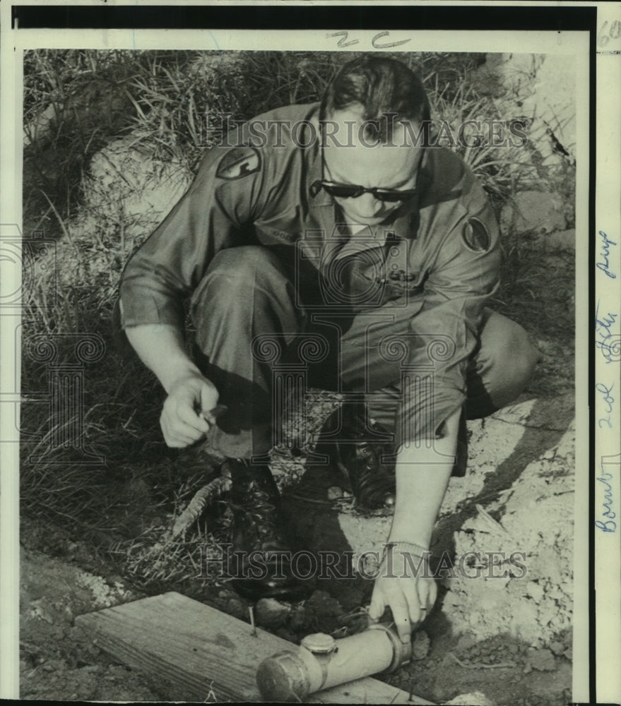1970 Press Photo Army Sergeant and Explosives Expert James Dodd Removing a Bomb - Historic Images