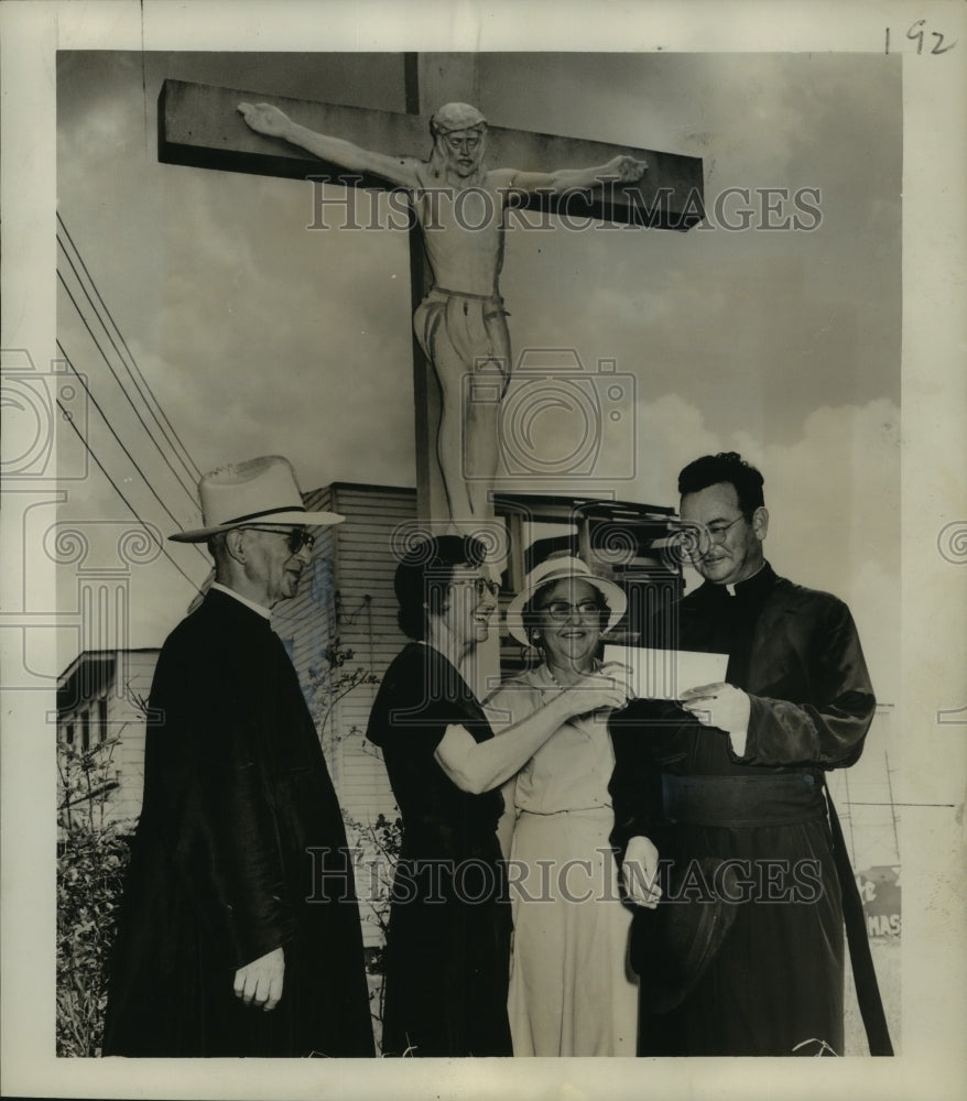 1953 Press Photo Missionary Rose Petals of St. Therese gives donation for repair - Historic Images