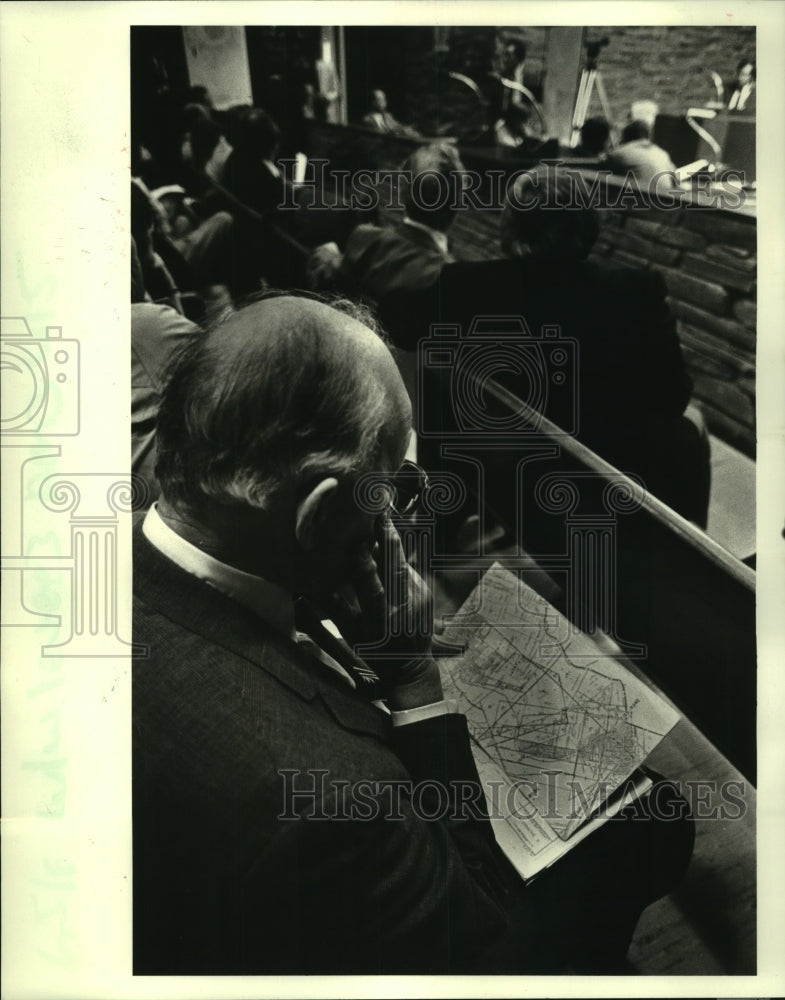 1984 Press Photo Colonel David Ivy Dodenhoff at levee meeting in Gretna. - Historic Images