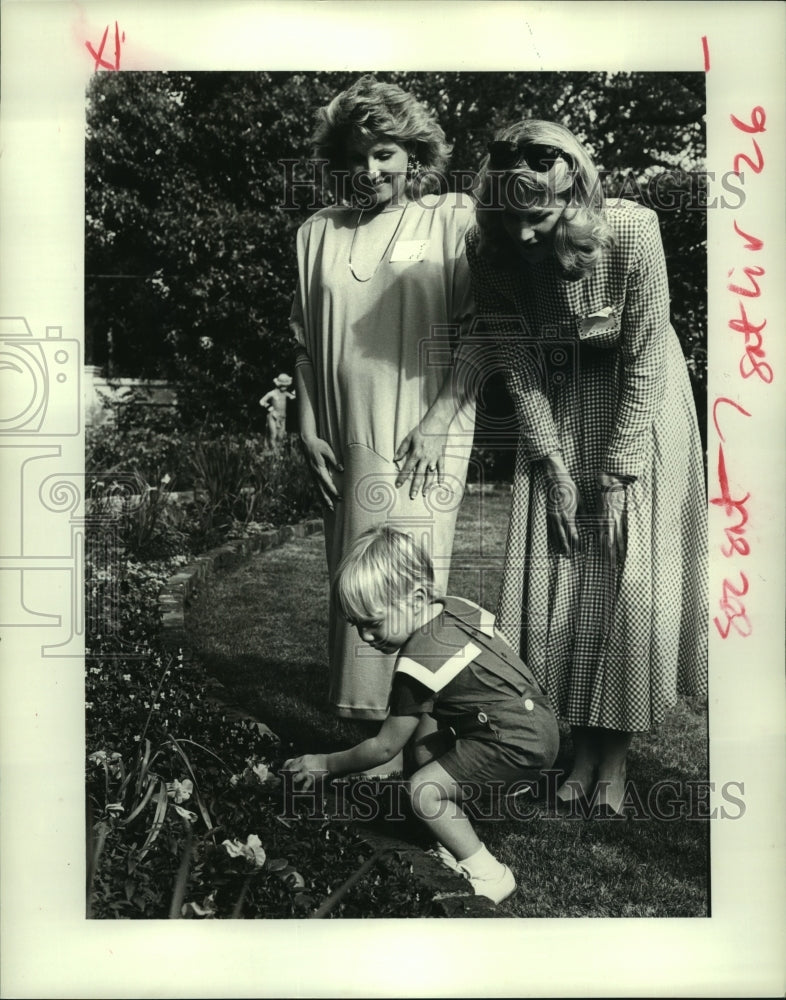 1988 Press Photo Brooks Zimmermann Easter Egg Hunting With Cindy Trist and Mom - Historic Images