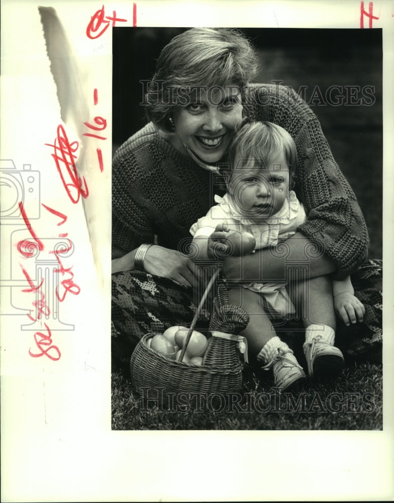 1988 Press Photo Edie Steinhardt and Her Son Scott With Their Easter Egg Basket - Historic Images