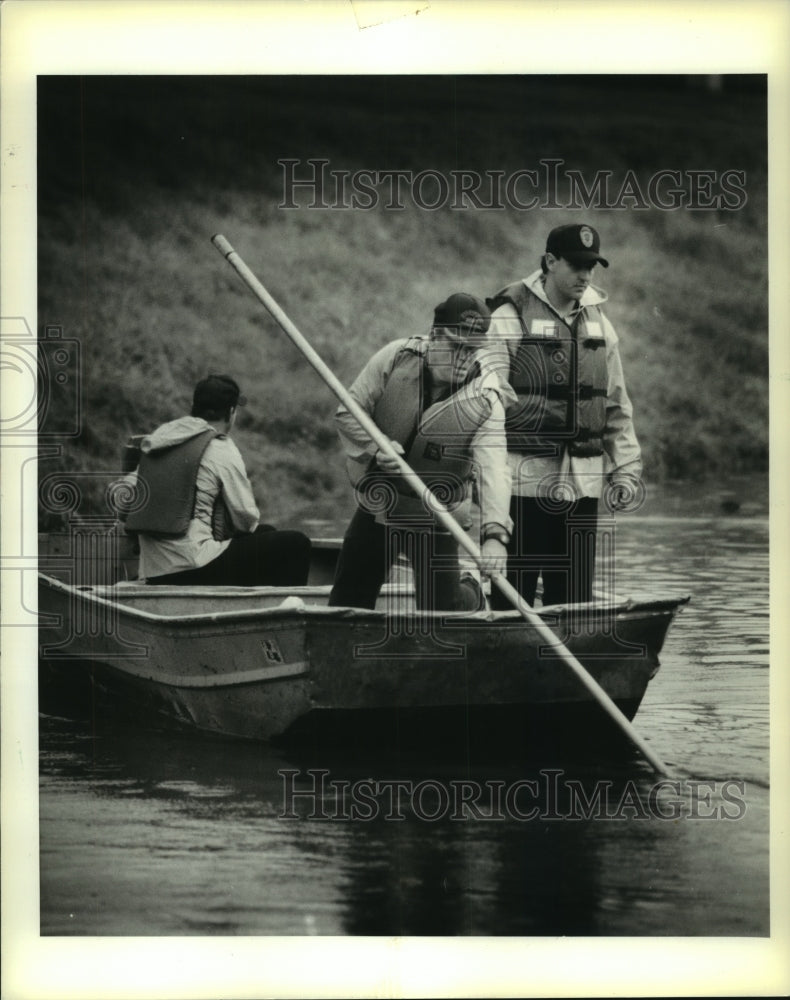 1991 Press Photo Jefferson Parish Sheriff&#39;s Deputies Searching for David Gatuso - Historic Images