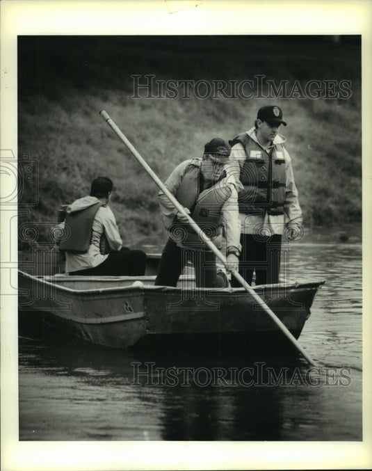 1991 Press Photo Jefferson Parish Sheriff's Deputies Searching for David Gatuso - Historic Images