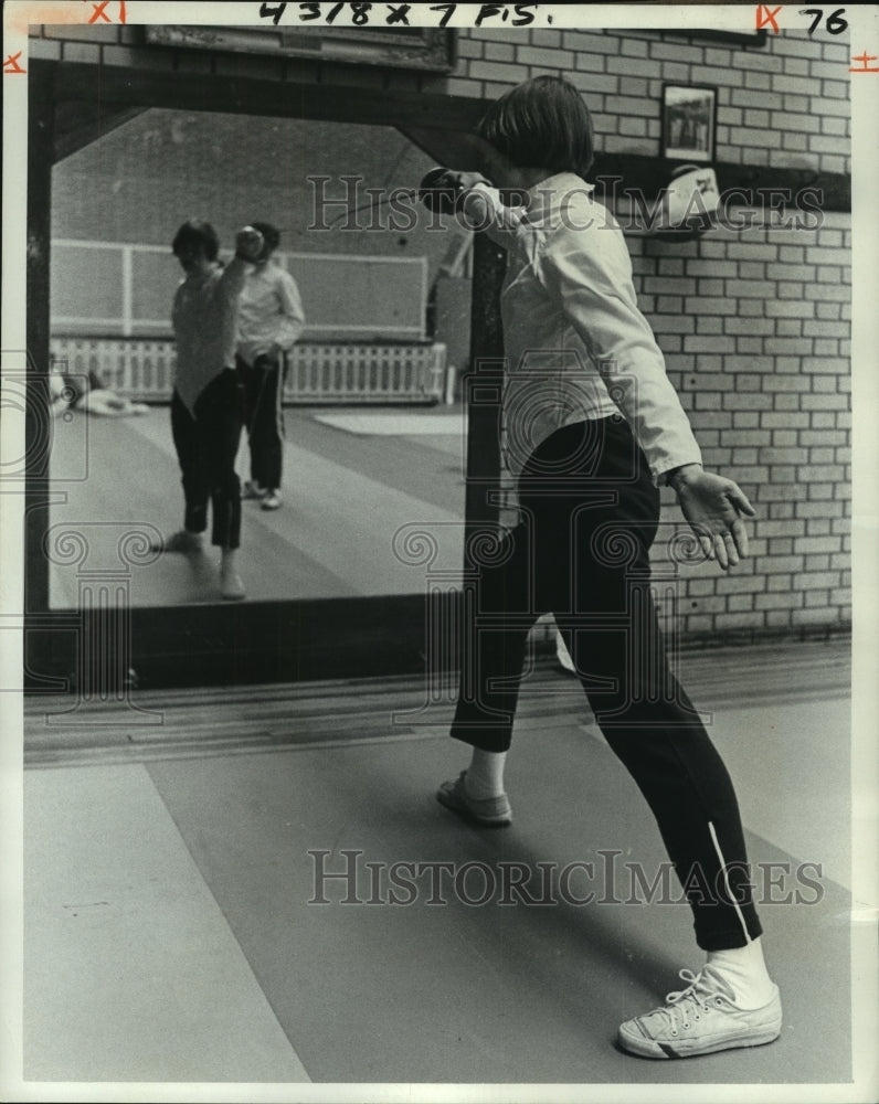 1980 Press Photo U.S. Naval Academy Graduate Robin Druce Checks Out Fencing Form - Historic Images