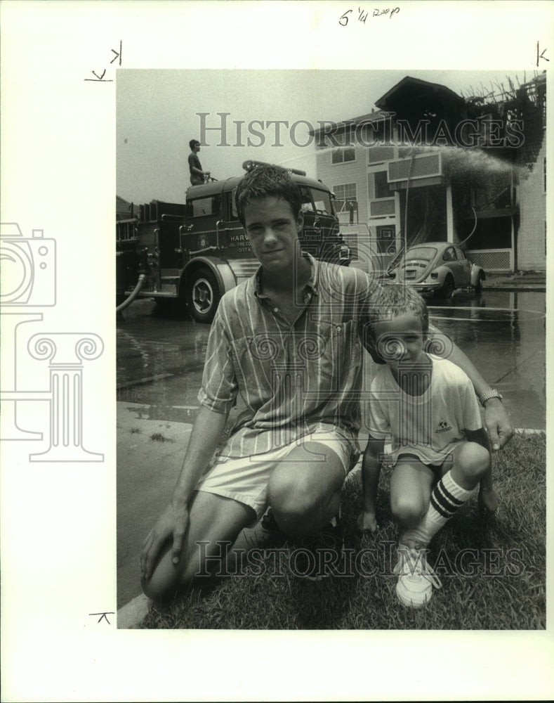 1988 Press Photo Jeffrey &amp; Matthew Doloszycki, warned Harvey neighbors of fire - Historic Images