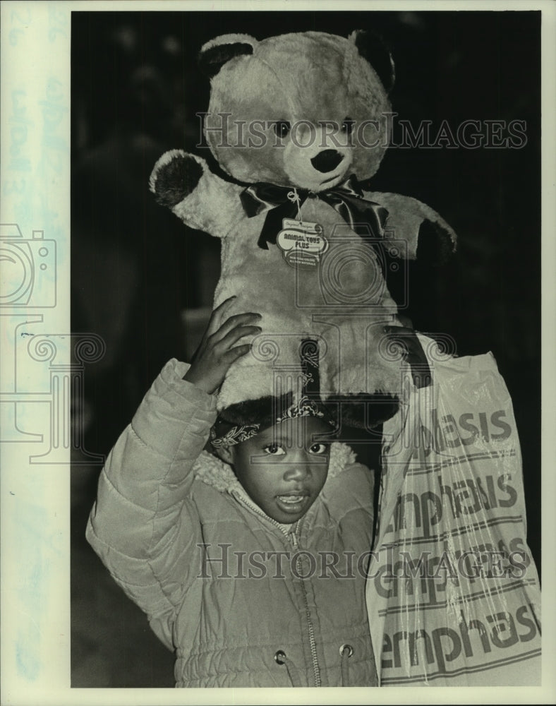 1985 Press Photo Youngster, who was recipient of Times Picayune Doll &amp; Toy Fund - Historic Images