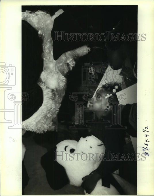 1991 Press Photo Pernelle Green with Santa after selecting toy from Toy Fund - Historic Images