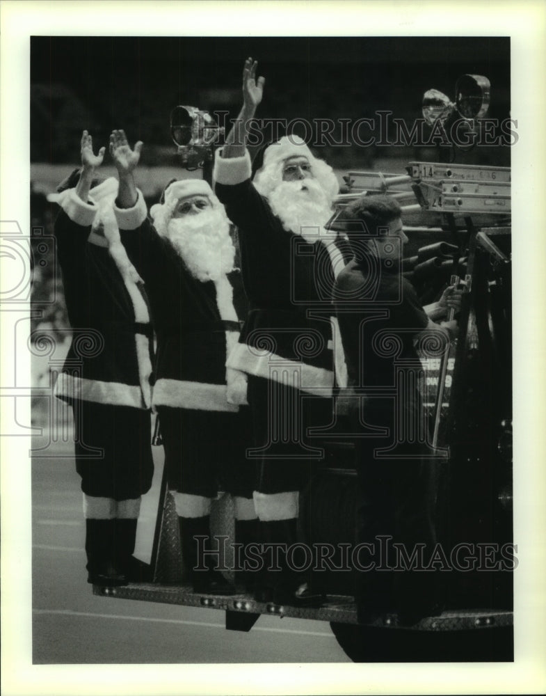 1990 Press Photo Santas in firetruck in Superdome for Doll and Toy Fund. - Historic Images