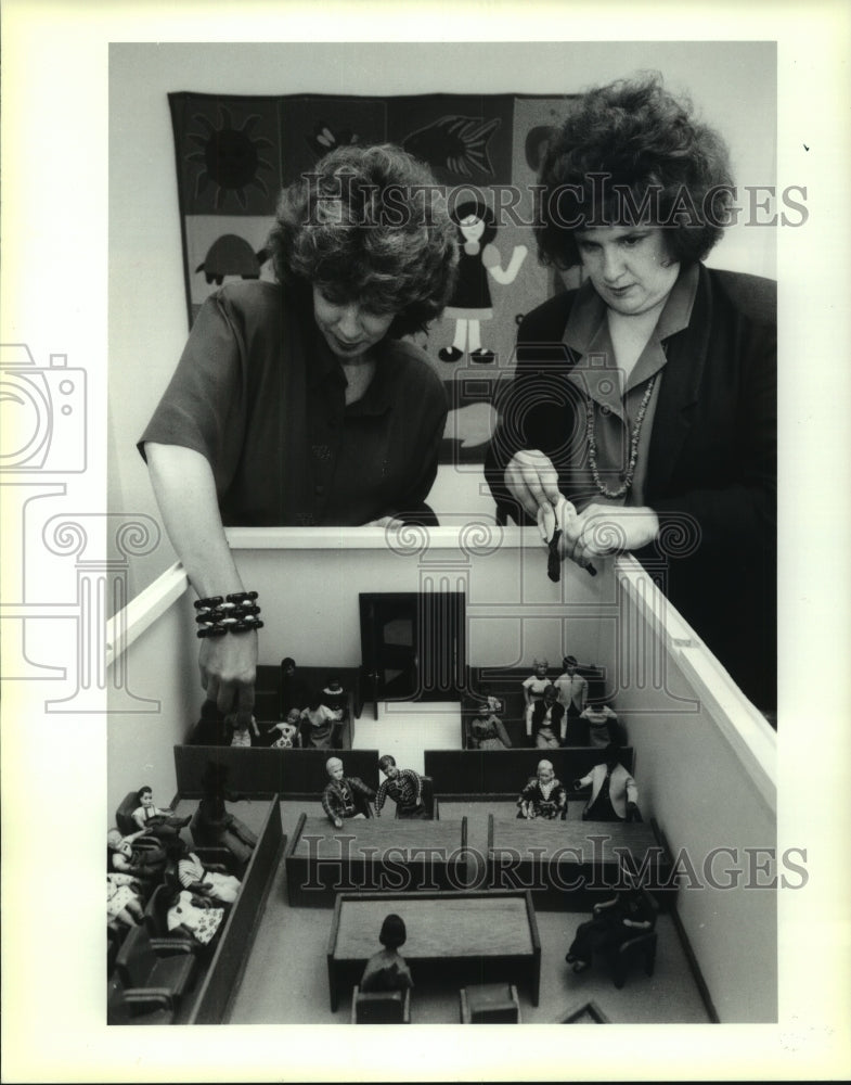 1990 Press Photo Doll house size court for demonstration to children about court- Historic Images