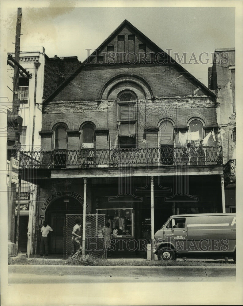 Press Photo Dryades Street with weeds on curbs and crumbling building. - Historic Images