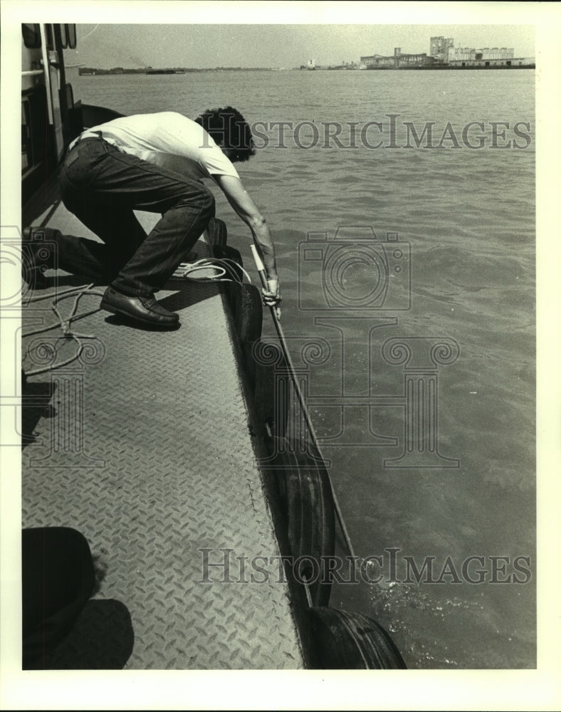 1981 Press Photo Man Performing Water Tests for Times-Picayune, New Orleans - Historic Images