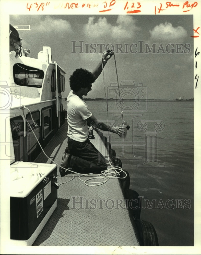 1981 Press Photo GCA Corp. - Paul Turina Samples Mississippi River Water - Historic Images