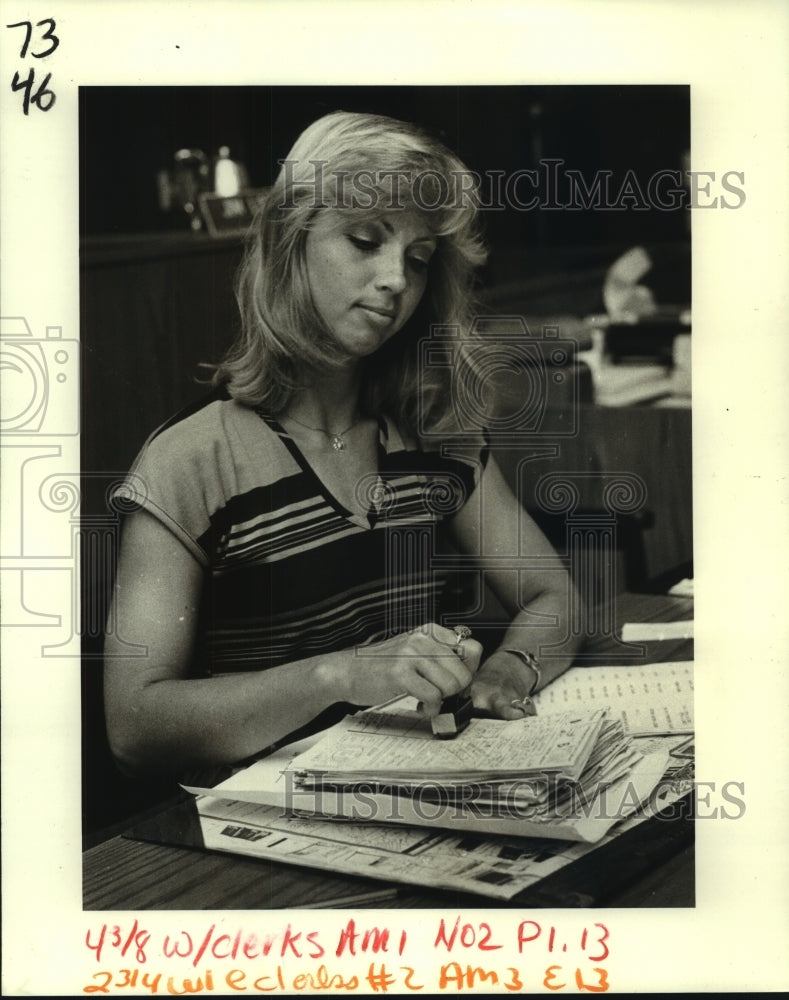 1982 Press Photo First Parish Court - Bea DuBose, Minute Clerk, New Orleans - Historic Images