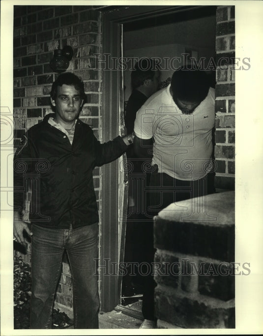 1984 Press Photo Sergeant Michael DeSalvo arrests suspected drug dealer. - Historic Images