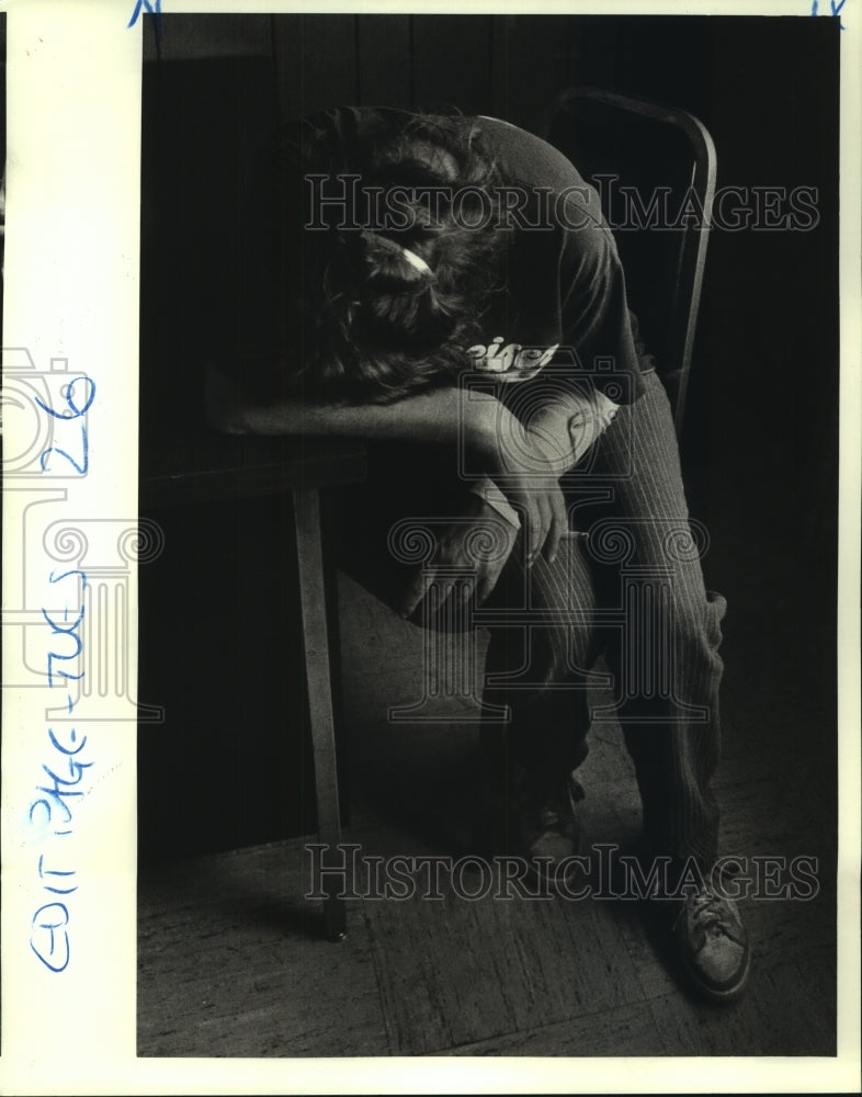 1985 Press Photo A drug addicted woman waits at a methadone clinic. - noa94013 - Historic Images