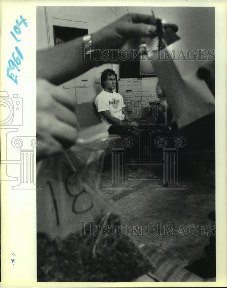 1988 Press Photo Undercover narcotics drug agents with suspect, Ricky Richard - Historic Images