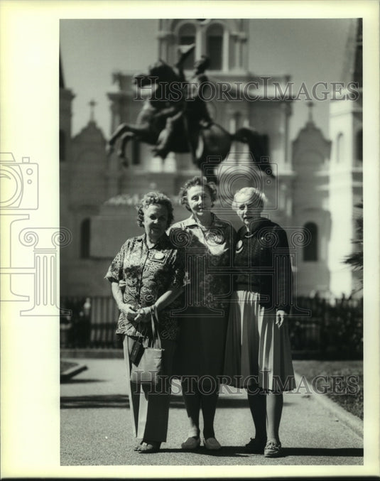 1989 Press Photo Ladies from Astoria, Long Island, New York in Jackson Square - Historic Images