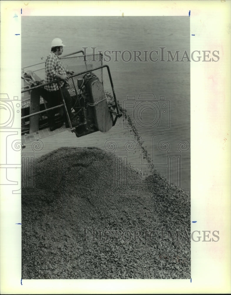 1989 Press Photo Richard Clark checks conveyer belt as shells goes onto barge - Historic Images