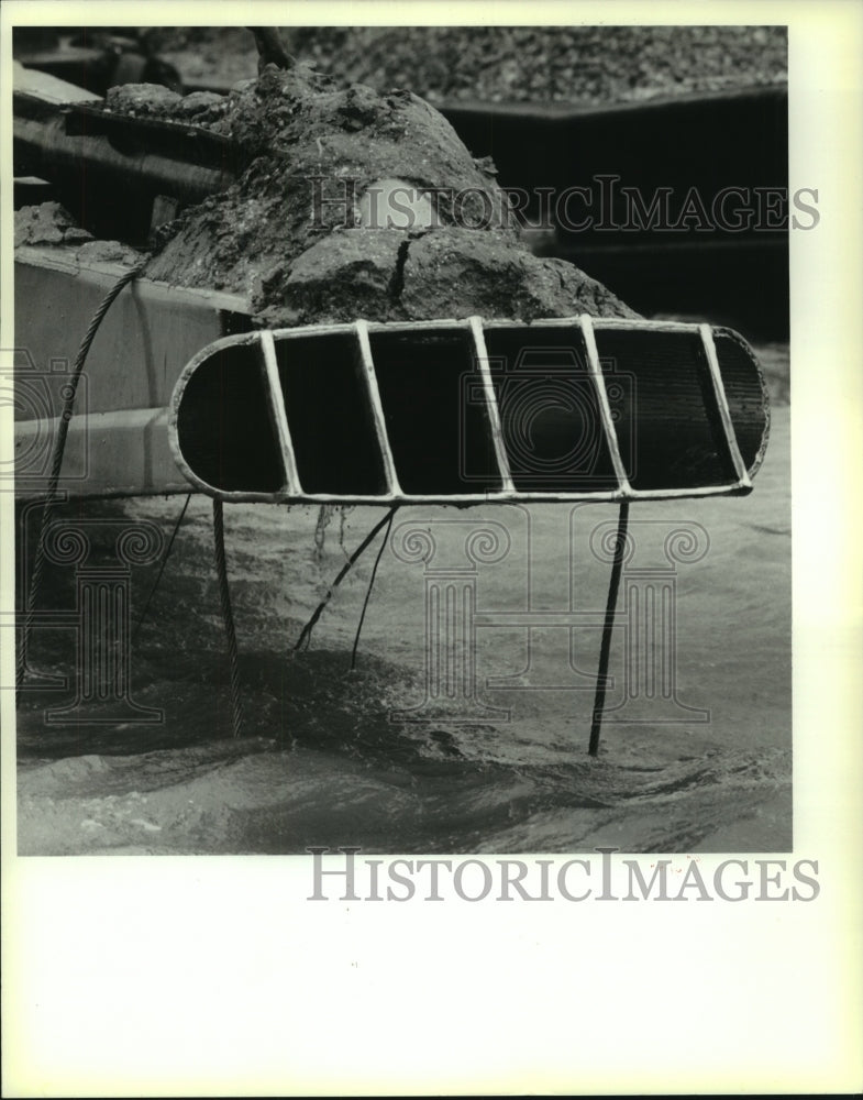 1989 Press Photo Vacuum is used to suck the shell upon the dredge boat - Historic Images