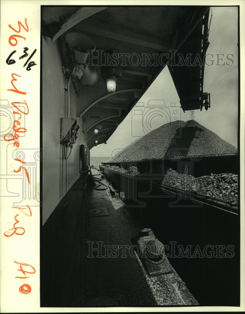 1984 Press Photo Shell Dredging Lake Pontchartrain aboard dredge &#39;Avocet&#39; - Historic Images