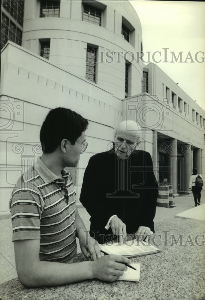 1990 Press Photo Georgetown University professor Robert Drina talks to student - Historic Images