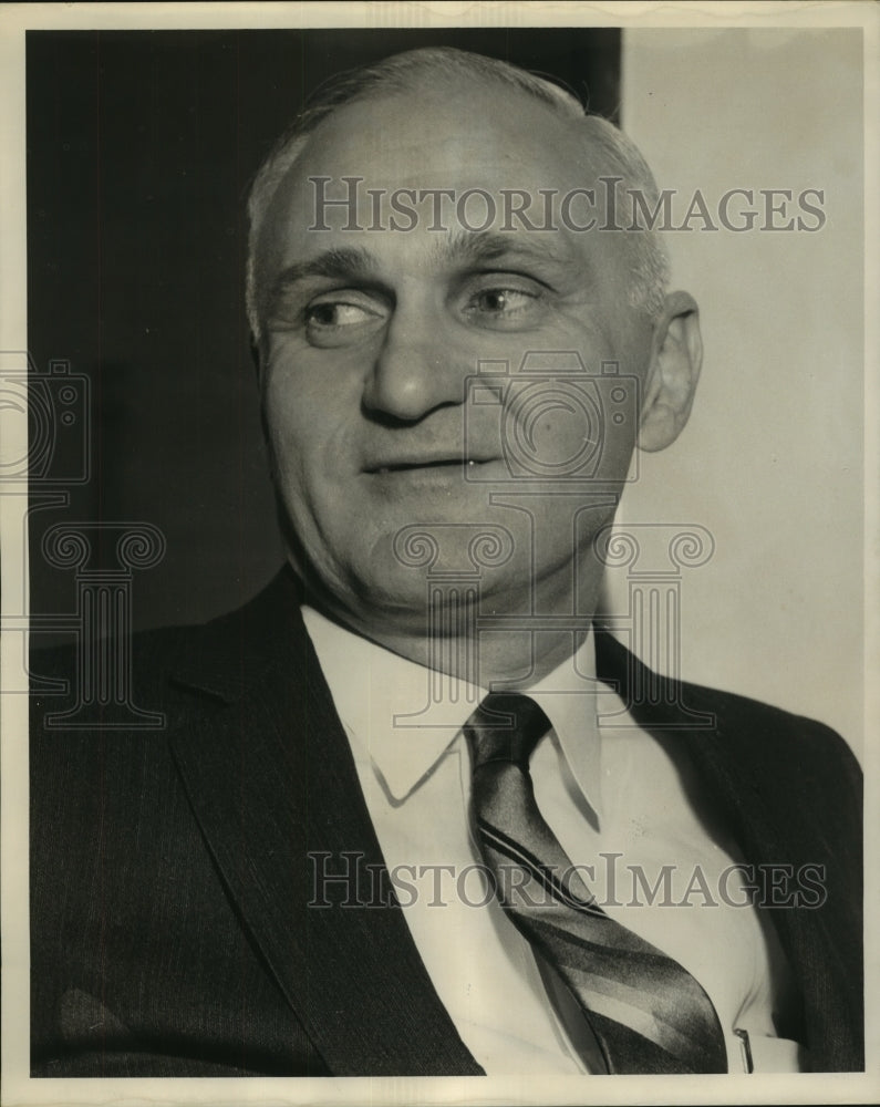 1962 Press Photo Edgar Deutsche, vice president of Schenley Industries, Inc. - Historic Images